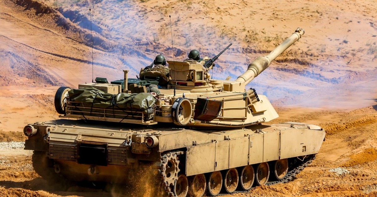 Imagine cu un tanc Abrams. În vehiculul militar se află doi soldați. Muniție pentru Abrams va fi produsă la Dragomirești