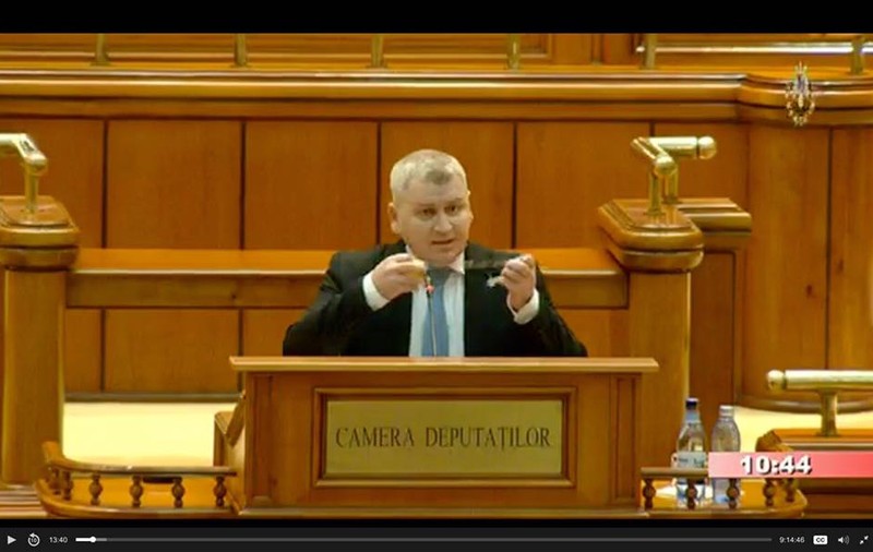 Scene incredibile în Parlament: Opoziția acuză că s-a scos intenționat butonul prin care se pornea microfonul în plen