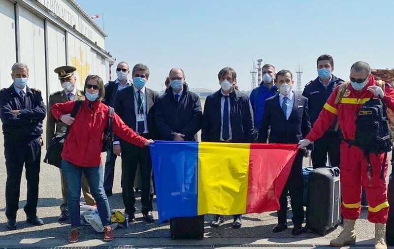 FOTO / VIDEO Medicii şi asistenţii medicali români voluntari au ajuns în Italia. Guvernatorul Lombardiei: "Mulţumesc! Mulţumesc!"