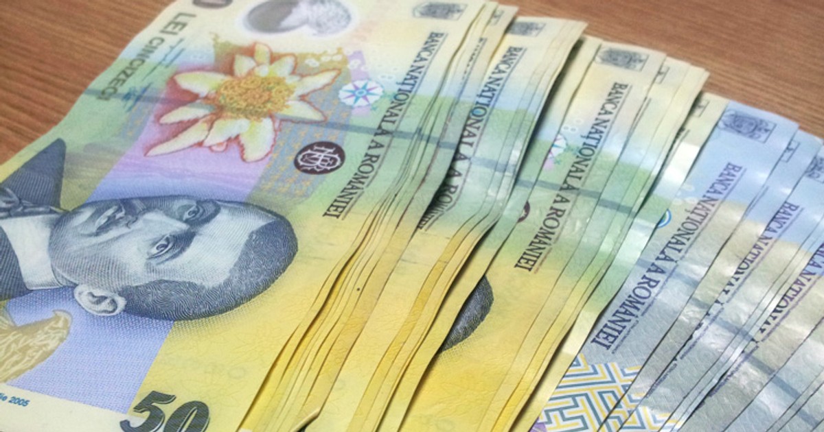Românii cu datorii la stat vor primi o reducere dacă își achită dările înainte de timp. Teancuri de lei pe o masă