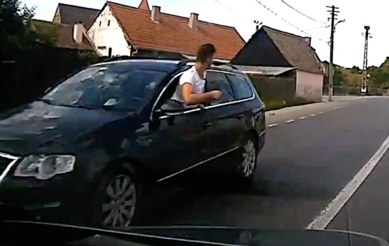 Un șofer iese pe geam în mers, la Sibiu. Pasagerul ține volanul |VIDEO