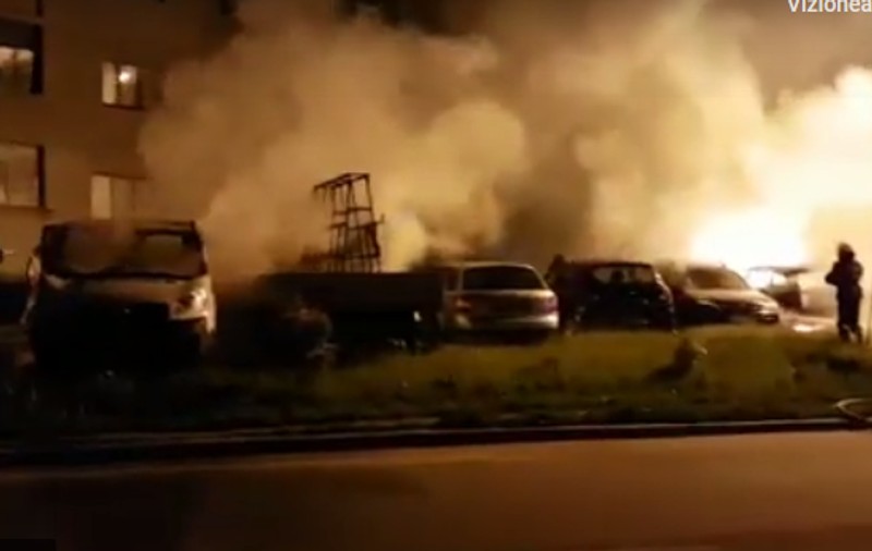 VIDEO/ Șase mașini incendiate într-o parcare din Curtea de Argeș