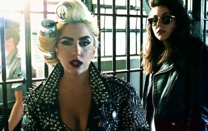 Lady GaGa a luat o cârcă de bani pentru reclamele inserate în clip