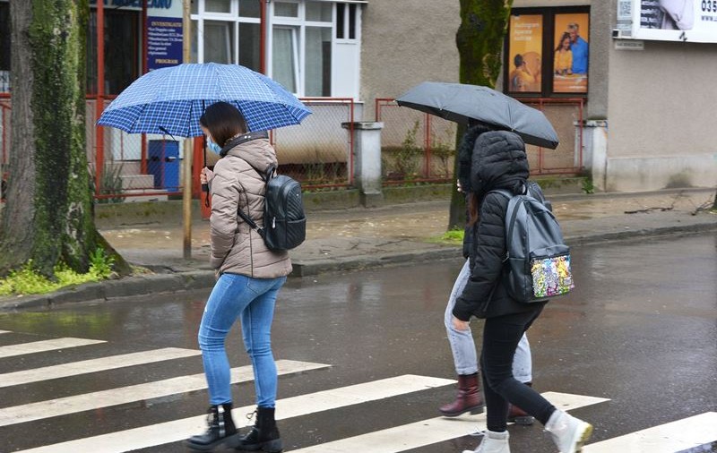 Precipitații, vânt și polei până marți dimineață. Cod galben de ninsori în zona montană și de polei în București și în opt județe