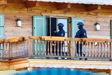 Polițiști germani, pe 21 septembrie, percheziționând una dintre proprietățile lui Umsanov, în Rottach-Egern, Bavaria. Foto: Hepta