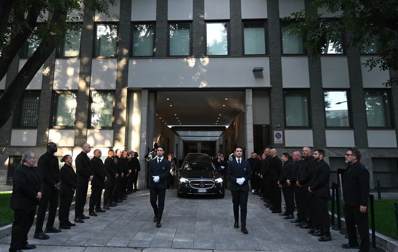 Giorgio Armani va fi înmormântat luni, într-o ceremonie privată. Zi de doliu la Milano