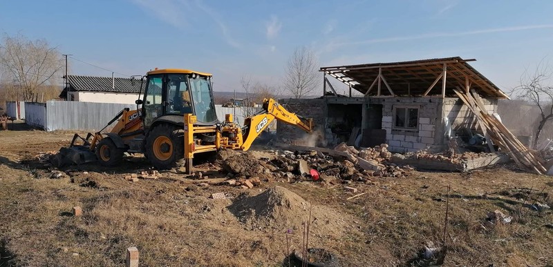 Buldozerele au nivelat locul de casă primit de familia Mocanu
