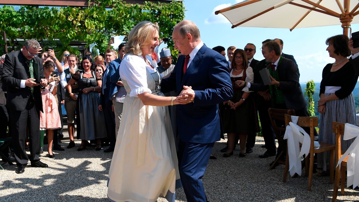 Karin Kneissl dansează cu Vladimir Putin la nunta sa, în august 2018 Foto: Profimedia