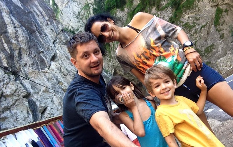 Octavian Strunilă face înconjurul țării cu familia! A fost asaltat de fani la un spectacol în aer liber