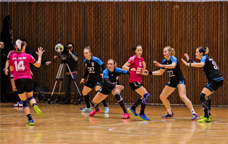 Caiet de sarcini halucinant impus de FR de Handbal pentru organizarea meciurilor din campionat: 9 ore pentru a monta și demonta aparatura TV, antrenori la sacou, plasele din spatele porților - obligatoriu negre!