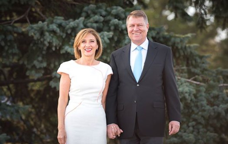 Klaus Iohannis și soția sa au mers la Zidul Plângerii. Cum s-a îmbrăcat Prima Doamnă / FOTO