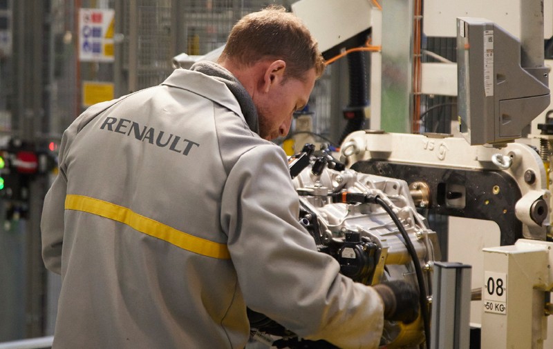 Renault reduce producția, elimină o tură de lucru și mută „forțat” 250 de angajați dintr-un oraș în altul, în Spania