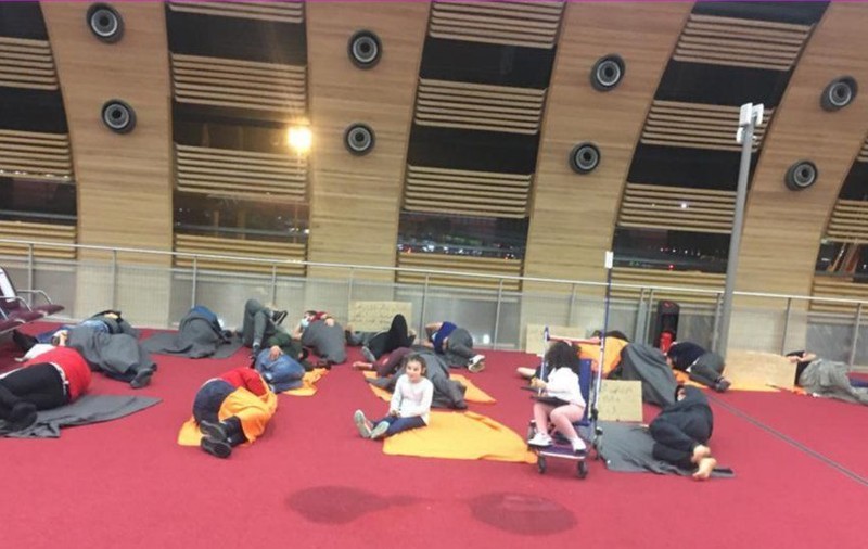 26 de algerieni sunt blocați de trei săptămâni în aeroportul din Paris: „Cât timp poți să dormi pe podea înainte să cedezi?”
