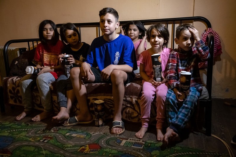 O dată la trei, patru luni, copiii apucă să-şi vadă mama la vorbitor, la penitenciar