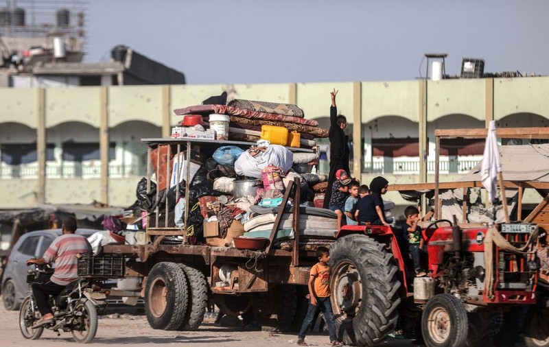 Mii de oameni își părăsesc locuințele din cauza bombardamentelor israeliene din sudul Fâșiei Gaza