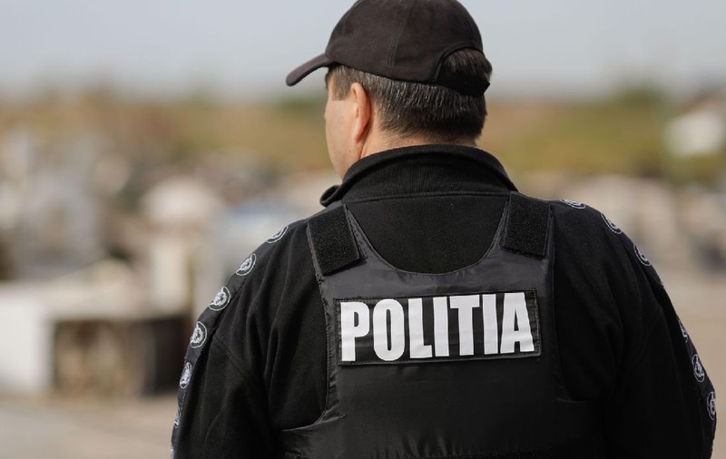 Doi români au furat electronice de 40.000 de euro în Franța. Unul dintre ei, săltat de mascați în Buziaș și dus la audieri