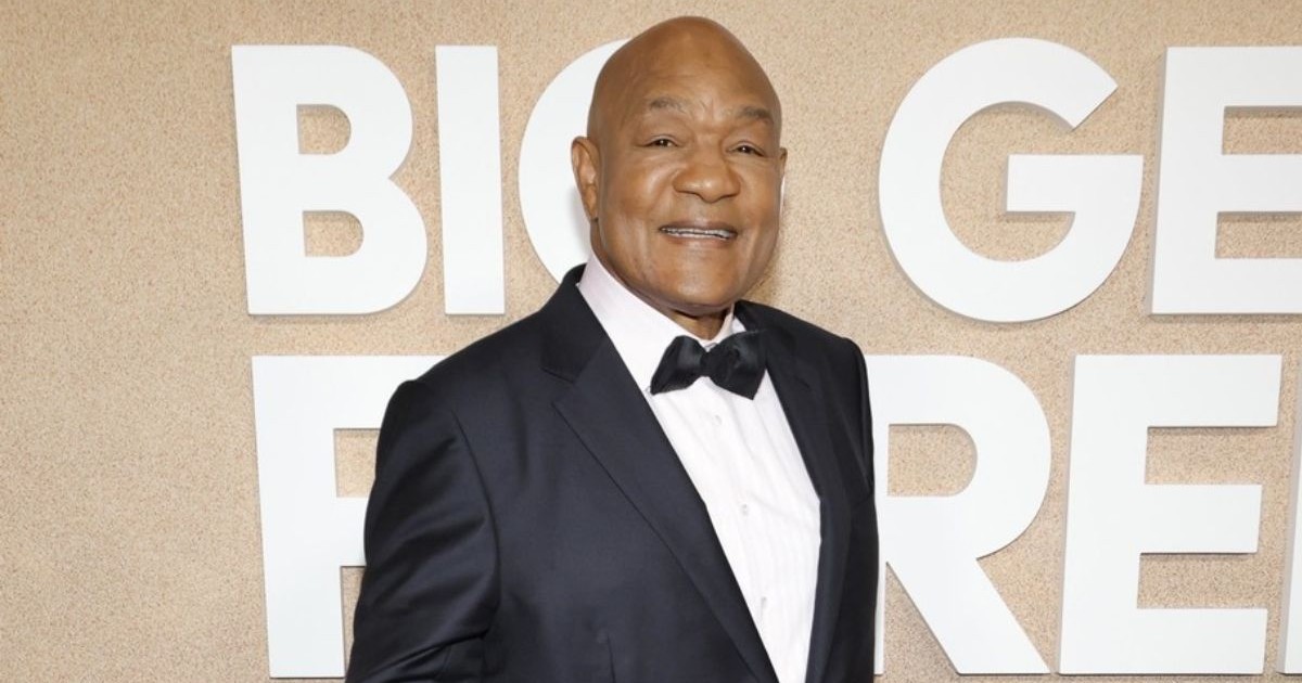 George Foreman, îmbrăcat in costum, legendă a boxului la categoria grea și antreprenor de grătar, a murit la 76 de ani, Foto: Profimedia Images