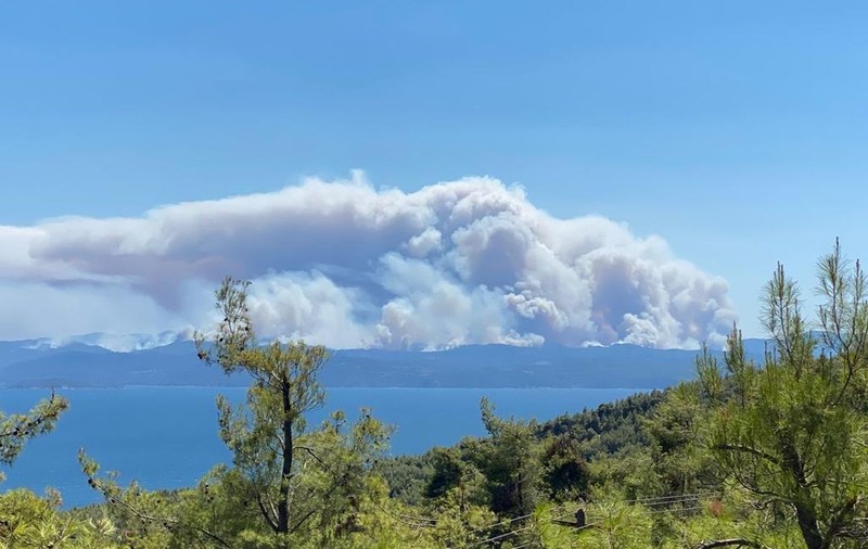 Imagini cu insula Evia ca un vulcan sub fum, surprinse de un turist român