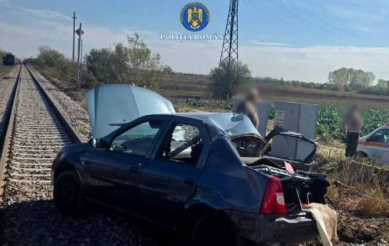 Mașină spulberată de un tren de călători, în Găești, Dâmbovița. Traficul feroviar a fost oprit