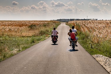 Tineri din Câmpurelu și lanurile de porumb de la marginea satului