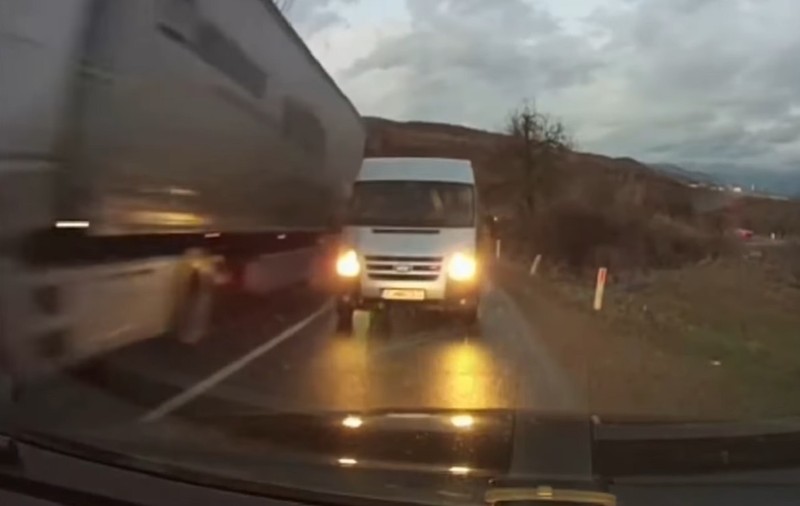 VIDEO | Șoferul de dubă care depășea un TIR în curbă și a oprit circulația din sens invers, în Bistrița, a fost găsit de polițiști