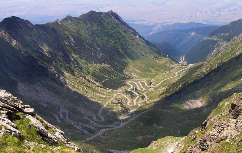 O stâncă de 10 tone va fi detonată de pompieri, pe Transfăgărășan. Circulația va fi oprită luni dimineață