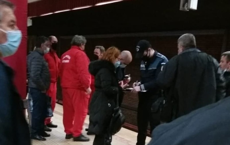 O copilă de 13 ani a căzut pe șine la metrou, la stația Piața Unirii