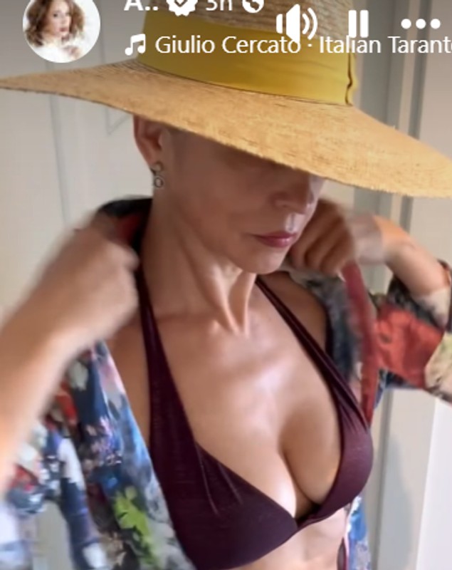 Cum a mers Andreea Marin la plajă în Capri, Italia. Vedeta, apariție rară într-un costum de baie din două piese. „Trei zile minunate alături de fiica mea”