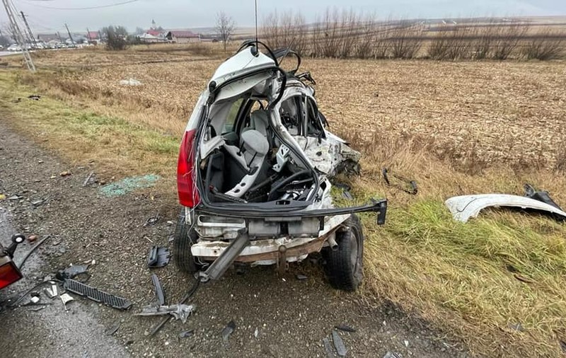 Citroen C3 complet deformat de impactul cu un TIR, în Suceava. Șoferița de 69 de ani a murit pe loc