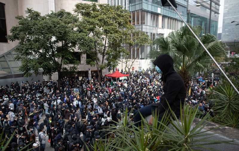 Manifestanții din Hong Kong au incendiat o clădire pregătită să devină centru de carantină pentru persoanele infectate cu coronavirus