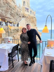 Laura și soțul ei au cheltuit o mare parte din averea moștenită pe călătorii. Foto: Facebook / Mariu Dronca