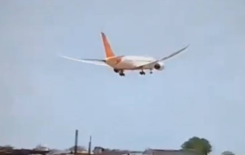 Momentul în care un avion cu 242 de oameni la bord se prăbușește într-o zonă rezidențială, în India