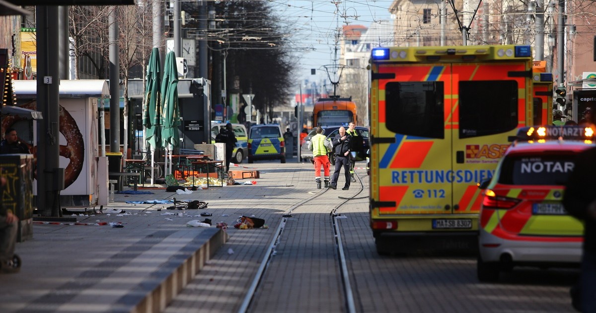 Mai multe ambulante, un tramvai, pe o strada in Germania