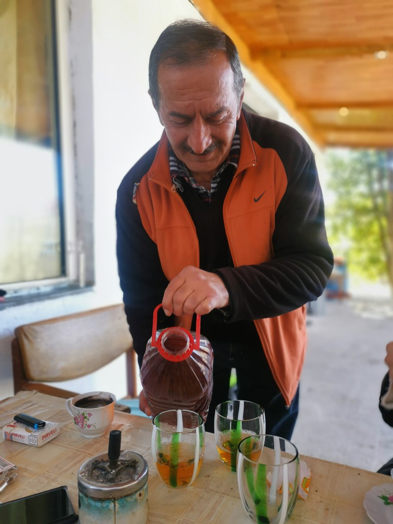 Nikolai ne-a oferit vin de Tserovani, despre care spune că nu e la fel de bun ca cel făcut în satul natal.