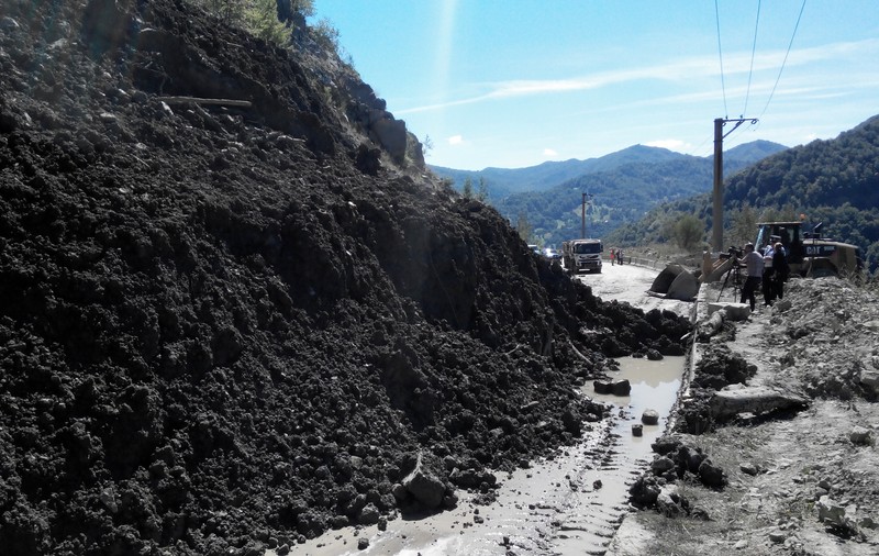 Un munte de nămol a acoperit drumul național DN10, la Siriu | Traficul va fi întrerupt cel puțin trei zile
