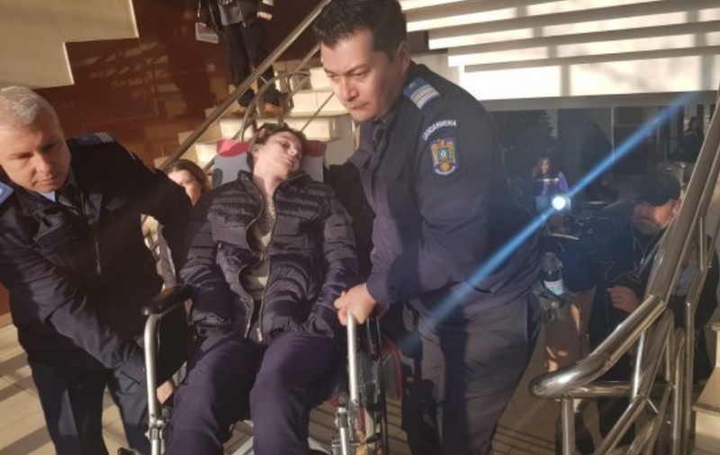 Imagini cutremurătoare cu fata paralizată în accidentul produs de un comisar din Iași. Cărată pe brațe în fața instanței pentru a arăta în ce stare se află
