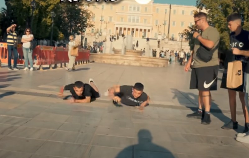 Influencerul cipriot Fidias Panayiotou, ajuns europarlamentar, premii pentru tinerii care se târăsc pe străzile din Atena și care mestecă mucuri de țigară