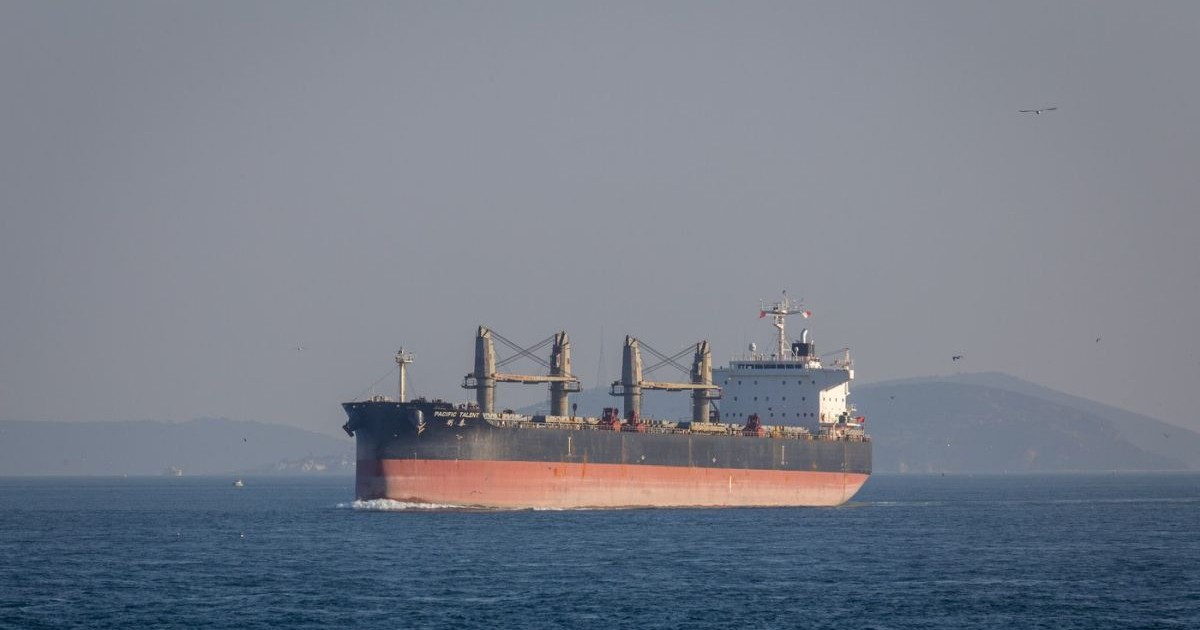 Un petrolier tranzitează strâmtoarea Bosfor din Istanbul, 16 martie 2026