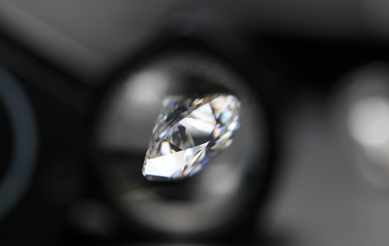 O mamă în doliu după ce și-a pierdut fiul și tatăl a găsit un diamant de 3,09 carate, într-un parc din SUA. Cât valorează
