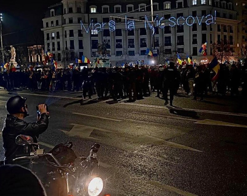 Adrian Băzăvan a fost amendat pentru proiectarea mesajului „Marș la Moscova” în timpul protestului AUR față de legea Vexler
