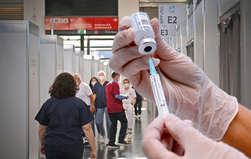 Vaccinarea obligatorie împotriva COVID este greu de impus. Austria și Germania au aflat deja acest lucru