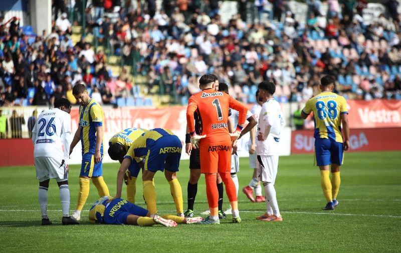 Un fotbalist de la Petrolul Ploiești a leșinat în autocar, în Flâmânzi, în drum spre casă de la Botoșani