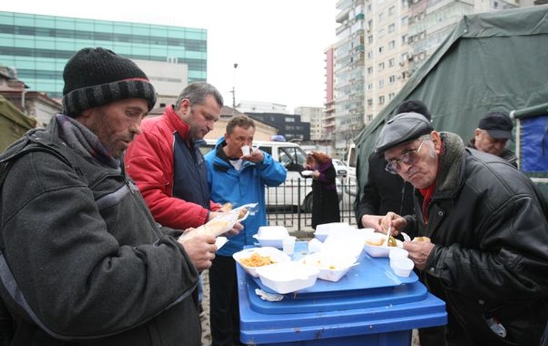 1 DECEMBRIE. Sarmale mâncate pe TOMBERON, în sectorul 2, de ZIUA NAŢIONALĂ