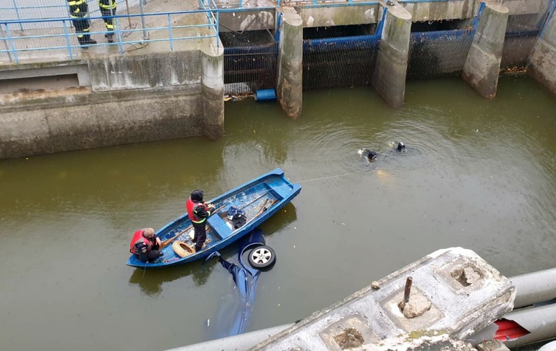 O mașină în care se aflau două persoane a căzut în lacul Floreasca. În ce stare sunt victimele