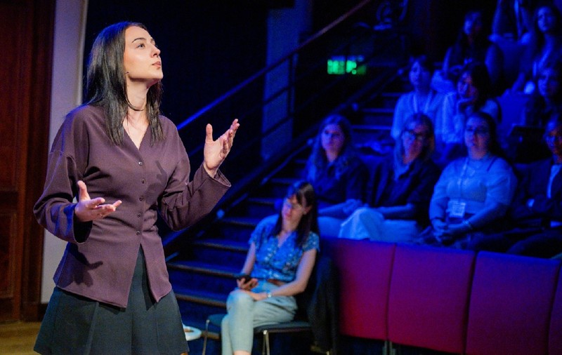 Theodora Todoran, vicecampioana mondială la public speaking care a ales să studieze Psihologia în România