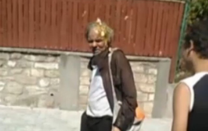 Strigător la cer! Un om al străzii, lovit cu un ou în cap de trei tineri. Cine era, de fapt, bărbatul VIDEO 