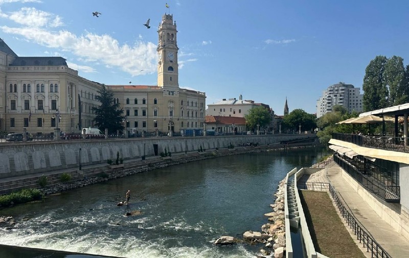 Atracție unică în Oradea: promenada cu ferestre de observare a peștilor din Crișul Repede