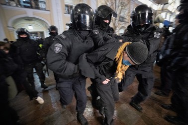 În Rusia încep să aibă loc proteste antirăzboi, care sunt înăbușite rapid de autorități. Polițiștii ruși rețin un protestatar în timpul unui miting împotriva intrării trupelor ruse în Ucraina la Sankt Petersburg, Rusia, 25 februarie 2022. Foto: Profimedia