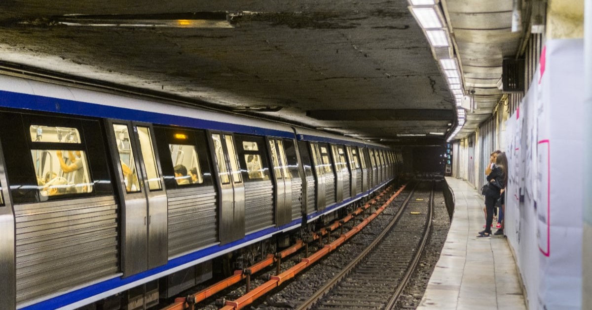 Un tren de metrou în stația Piața Romană din București