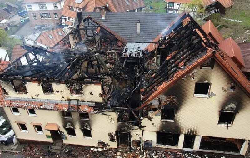 O româncă venită în țară de Paște a aflat la telefon că trei dintre cei șase copii ai ei au murit într-un incendiu, în Germania
